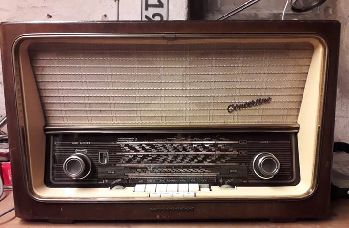 Ein Bild, das Radio, Elektronik, Im Haus, Transistor enthält.
Automatisch generierte Beschreibung
