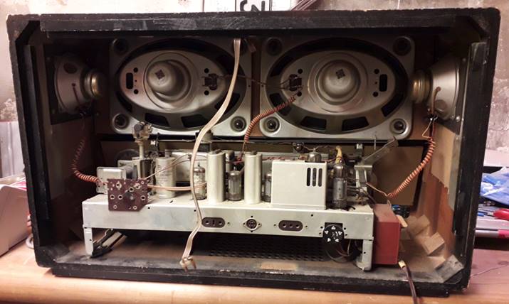 Ein Bild, das Maschine, Im Haus, Elektronik, Elektrische Leitungen enthält.
Automatisch generierte Beschreibung