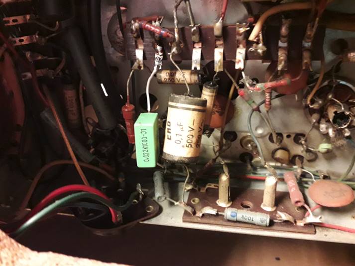 Ein Bild, das Maschine, Elektrische Leitungen, Autoteile, Im Haus enthält.
Automatisch generierte Beschreibung