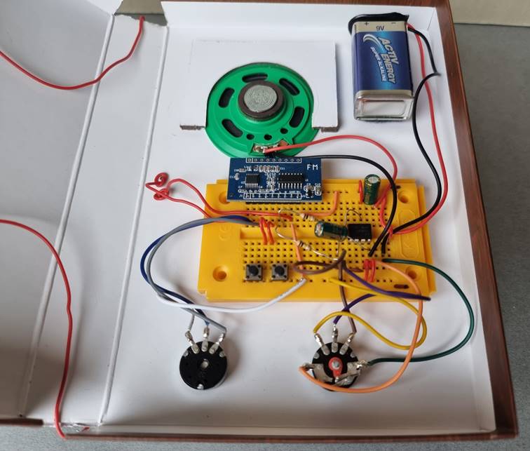 Ein Bild, das Elektronik, Elektrisches Bauelement, Elektrische Leitungen, Elektronisches Bauteil enthlt.

KI-generierte Inhalte knnen fehlerhaft sein.